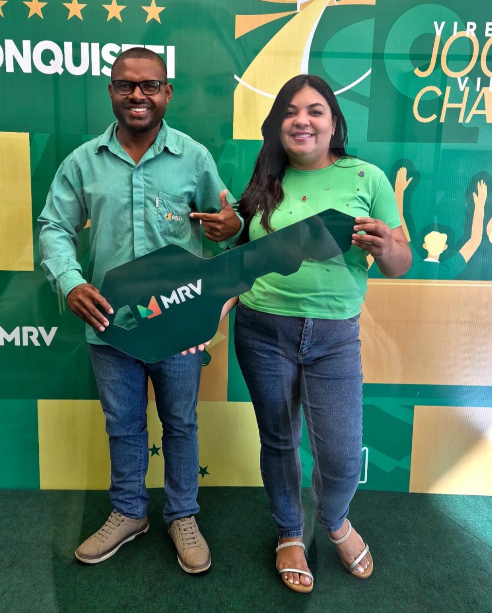 Cosme dos Santos, mestre de obras da MRV e sua esposa Beatriz celebrando a compra do apartamento MRV